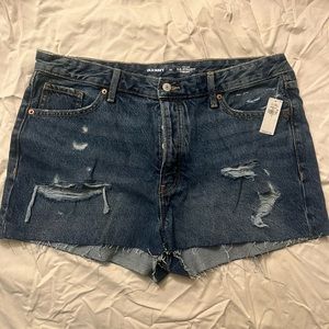 Never worn, old navy high rise shorts!